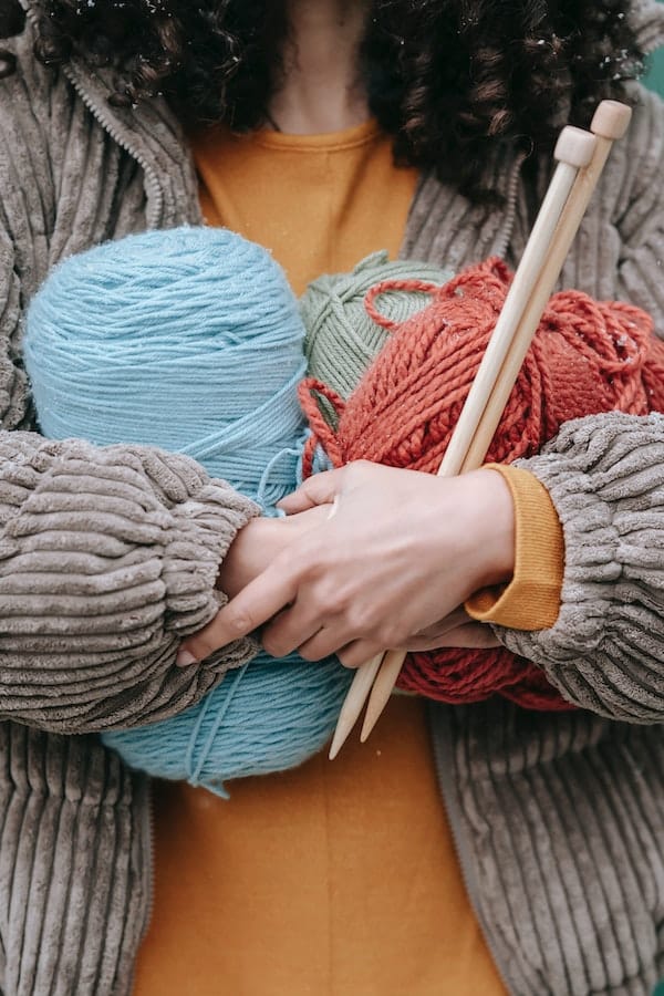 Curso intensivo sábado. En este Curso aprenderás las técnicas básicas de tricot y ganchillo. Conocerás la interpretación de los patrones, los esquemas y las instrucciones necesarias para tejer desde el principio. Crochet y ganchillos. Patucos. Amigurumis. Aprende a tejer