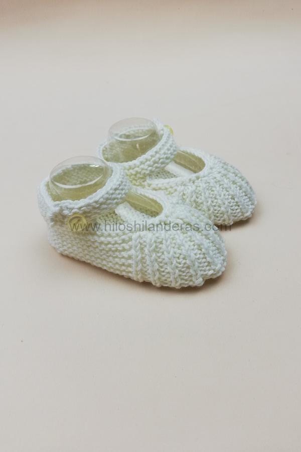 Preciosos patucos para bebé tejidos a a mano en algodón suave 100% especial para bebé de gran calidad. Handmade. Mercería Hilos en Sevilla
