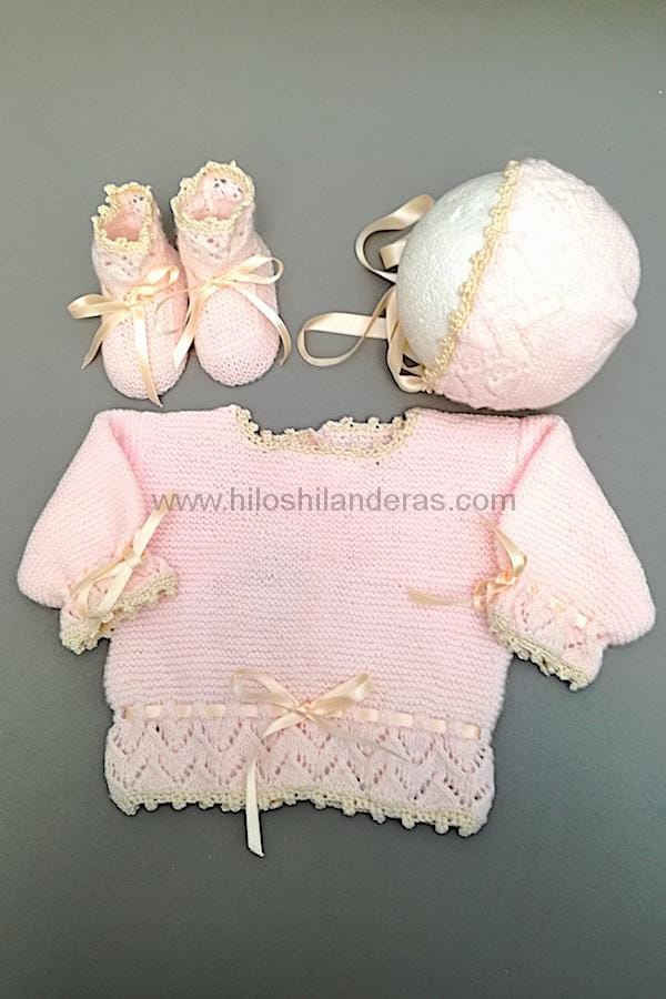 Primera puesta de lana fina de bebé con blonda rosa y puntilla en algodón perlé beige. Hecho a mano. Handmade. Ropa para bebé. Regalo ideal para bautizos. Elige el color que quieras.