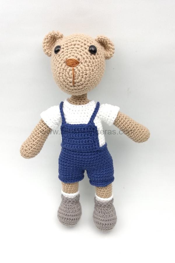 Amigurumi oso con peto 32 cm alto. Crochet por encargo. mod. Tommy. Peluches tejidos a crochet. Encargos personalizados. Mercería online en Sevilla