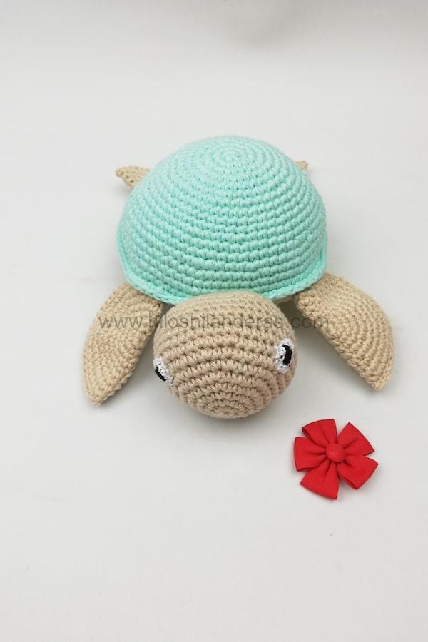 Amigurumi bebé Tortuga tejido en algodón 100% de 22 cm largo. Hecho a mano. Handmade. Juguetes para bebés. Haz tu encargo online y te lo enviamos a casa. Merceria Hilos