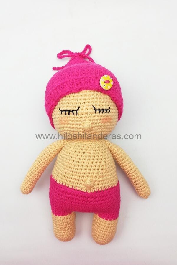 Amigurumi Bebé con gorro 30 cm de largo tejido en algodón 100% con ojos bordados. Por encargo lo hacemos en cualquier color. El regalo perfecto para un bebé.