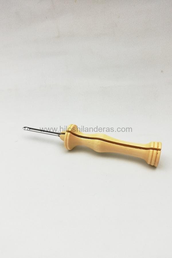 Aguja Punch Needle con mango de madera en dos tamaños: Mini y XL. Artículos de mercería. Materiales primeras marcas. Crochet. Ganchillo. Compra online