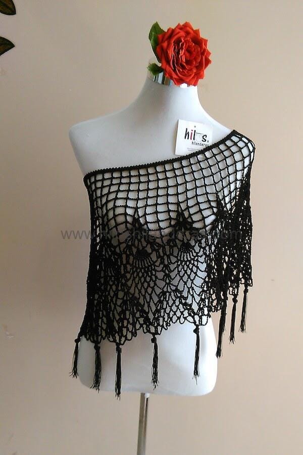Poncho a crochet tejido en hilo de cuquillo con diseño exclusivo de piñas. Disponible en negro. Talla única. Moda flamenca. Bodas y celebraciones. Hilos & Hilanderas Handmade