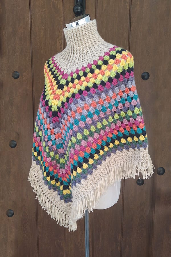 Poncho crochet Marisol es una prenda tejida a mano POR ENCARGO con lana merino, con mucho color, por lo que podrás combinarlo con todo. Prendas y amigurmis por encargo. Tienda de hilos y lanas en Sevilla. Mercería online en Bormujos.