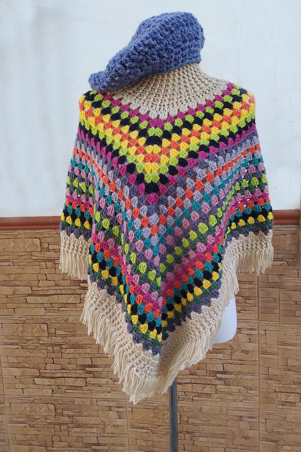 Poncho crochet Marisol es una prenda tejida a mano POR ENCARGO con lana merino, con mucho color, por lo que podrás combinarlo con todo. Prendas y amigurmis por encargo. Tienda de hilos y lanas en Sevilla. Mercería online en Bormujos.