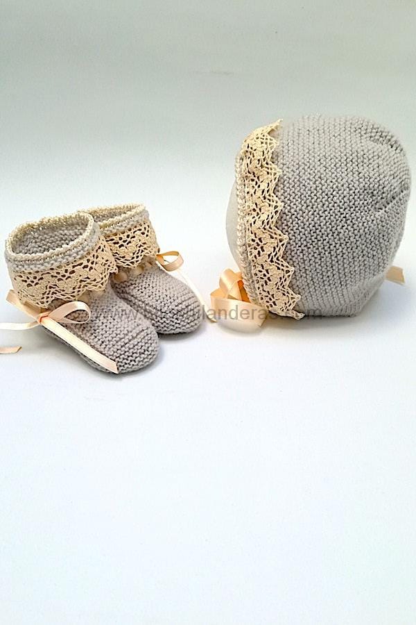Primera puesta tejida a mano en lana fina bebé gris con puntilla a crochet mod. Encajes. Encargos a medida. Bautizos. Mercería online en Sevilla