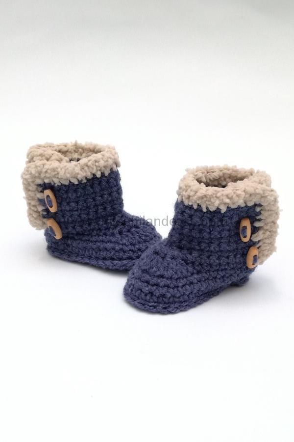 Patucos crochet Botas de pelo UGG con botón de trenca para bebés. Modernas botas  de lana azul denim abotonadas al lado borde de lana de borreguito en beige.