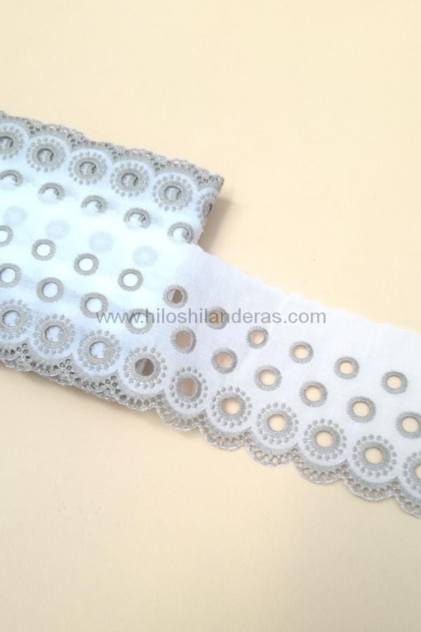 Puntilla tira bordada blanco y gris 100 mm mod Anillos. Artículos para costura. Mercería online en Bormujos Sevilla