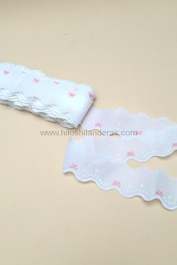 Puntilla de tira bordada blanco y rosa 100% algodón 4 cm mod. Flor. Artículos para costura. Mercería online en Bormujos Sevilla