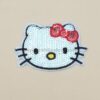 Parche aplicación termoadhesivo lentejuelas Hello Kitty. Ideal para pantalones y chaquetas vaqueras. Mercería online.