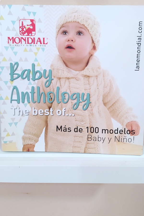 Libro de labores Mondial Baby Anthology con más de 100 modelos para bebés y niños. Es el libro prefecto para hacer cualquier modelo en crochet y tricot, desde el más clásico hasta trabajos más modernos. Tienda de hilos y lanas en Bormujos. Amigurumis por encargo. Prendas de crochet