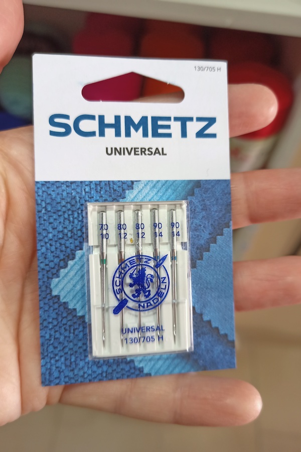 Aguja máquina Schmetz Universal en pack surtido. Mercería online en Sevilla. Tienda de hilos y lanas en Bormujos.